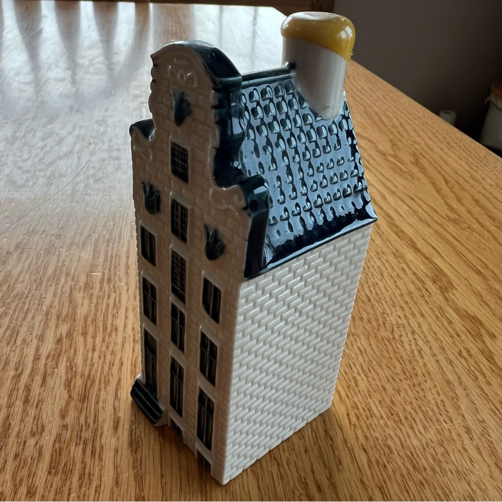 Vintage KLM Blue Delft Miniature House 56 Decanter with Bols Jenever gin